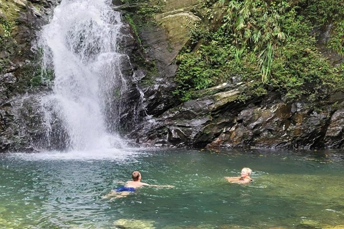 due persone che nuotano nell'acqua vicino a una cascata