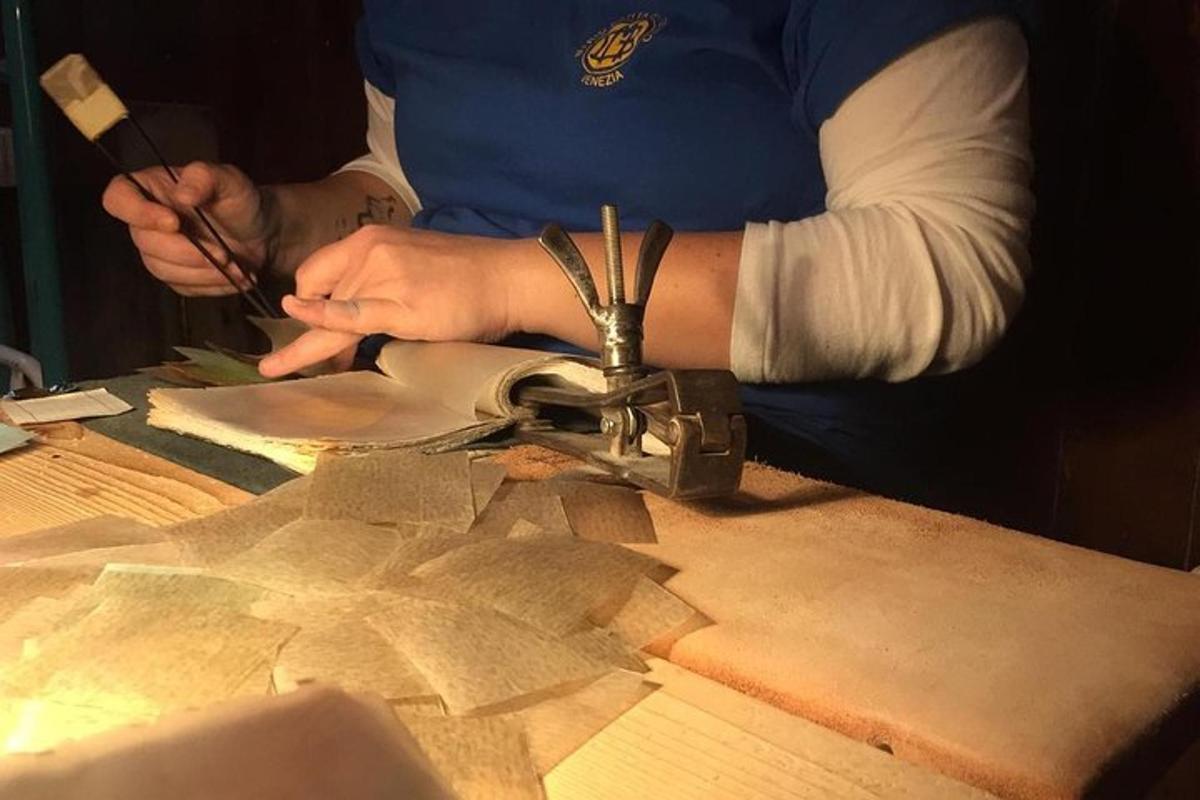 osoba przecinająca kawałek papieru nożyczkami