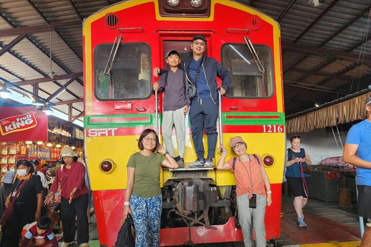 sekumpulan orang berdiri di belakang bas
