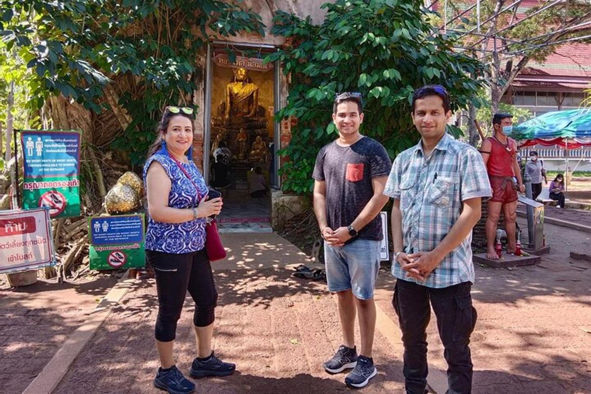 un grup de persones dempeus davant d'un temple
