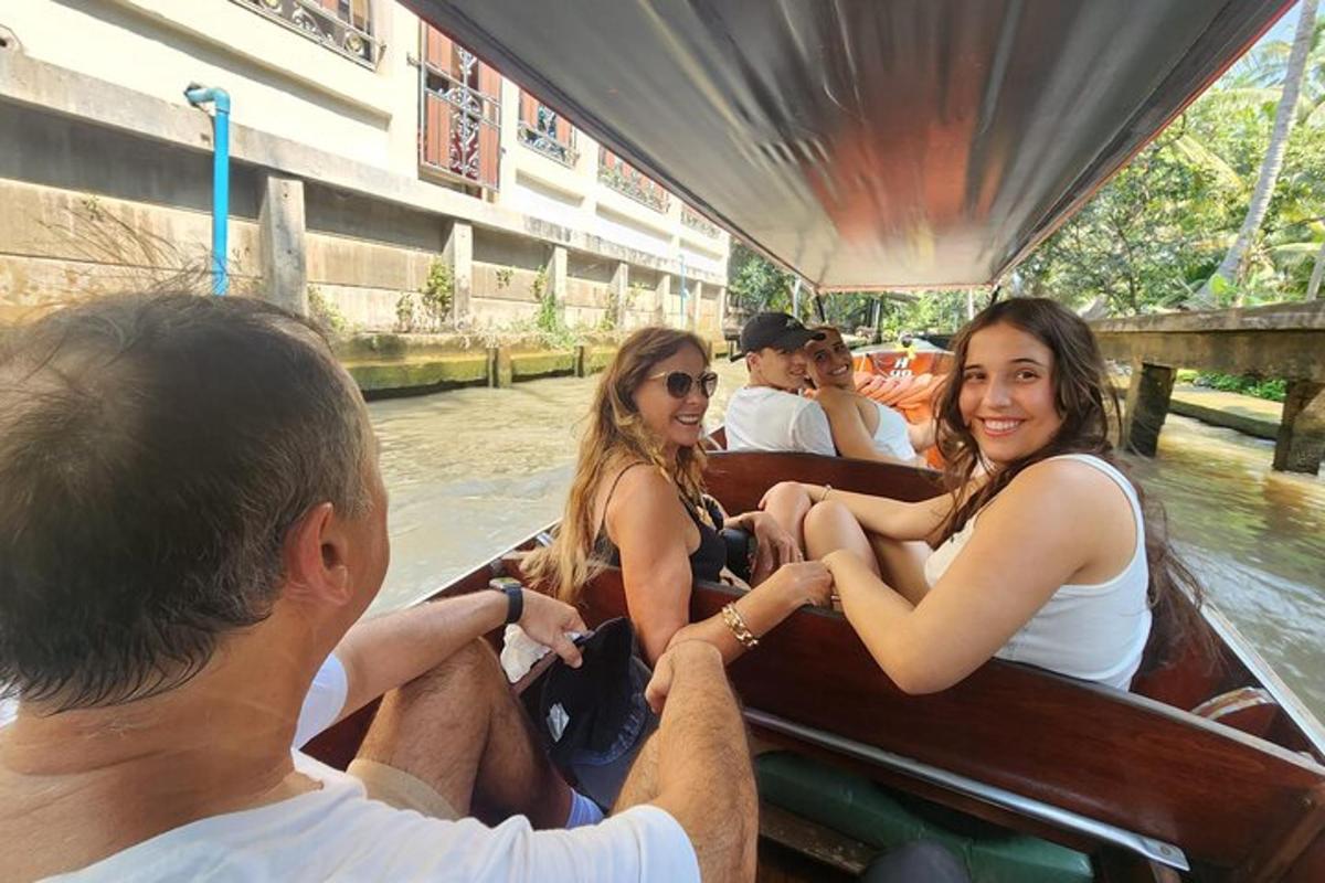 un grup de persones que viatgen en una barca a l'aigua