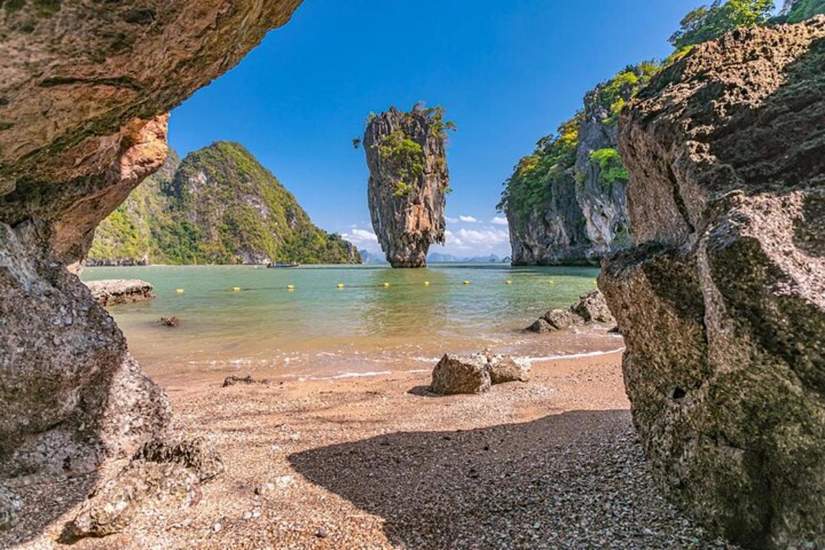 pogled na plažo s skalno formacijo v vodi