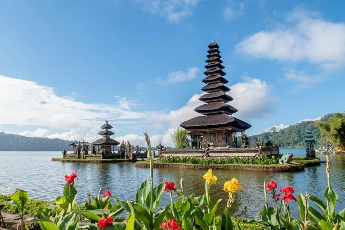 pagoda uprostřed jezera s květinami