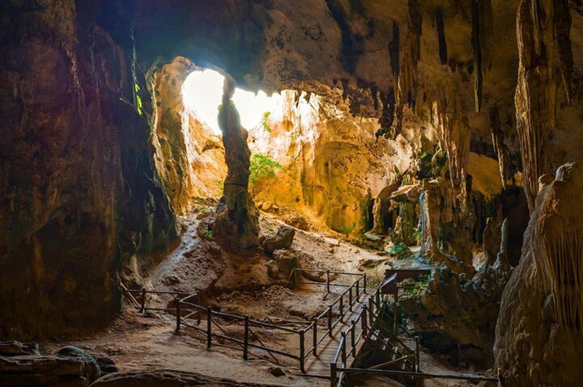 uma caverna com uma escada no meio