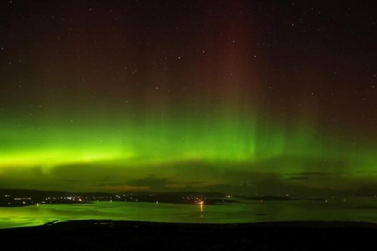 kuva revontulista taivaalla