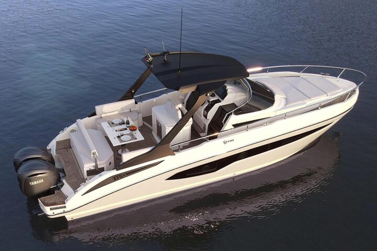 Un barco blanco flota en el agua