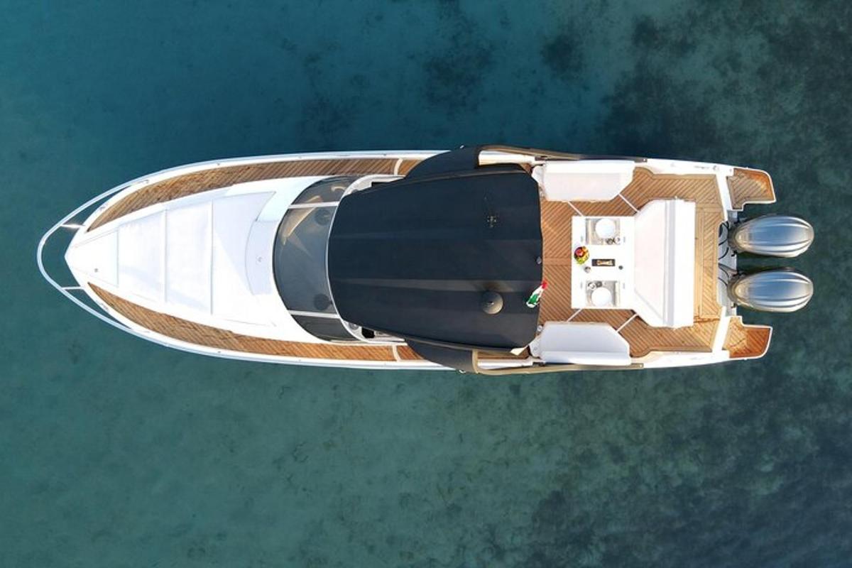 una vista aérea de un barco en el agua