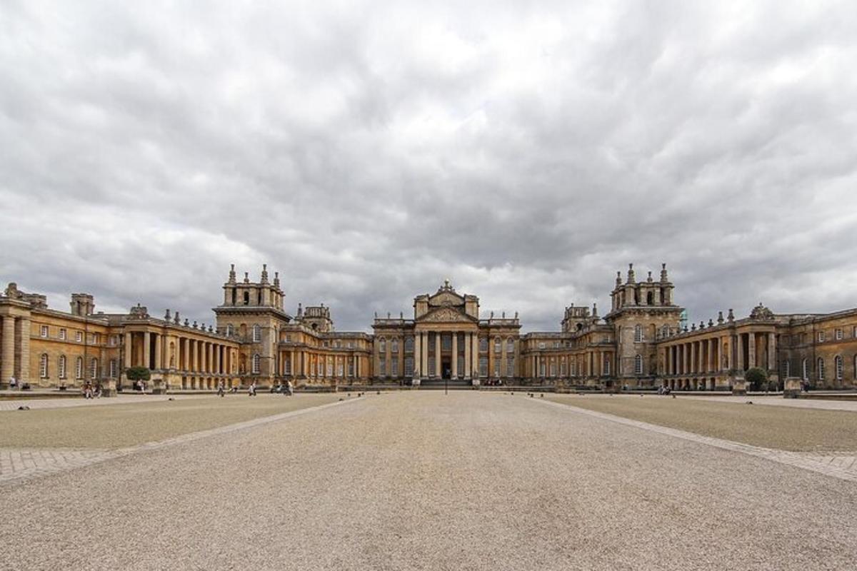 Un gran palacio con un cielo nublado al fondo.