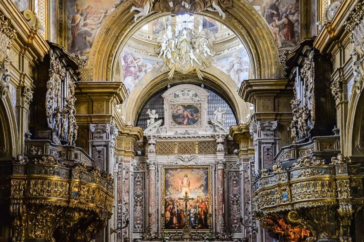 una grande chiesa con un dipinto sul muro