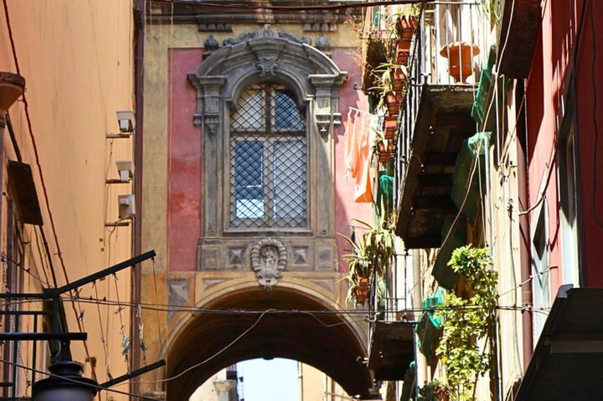 un edificio con una finestra sul lato