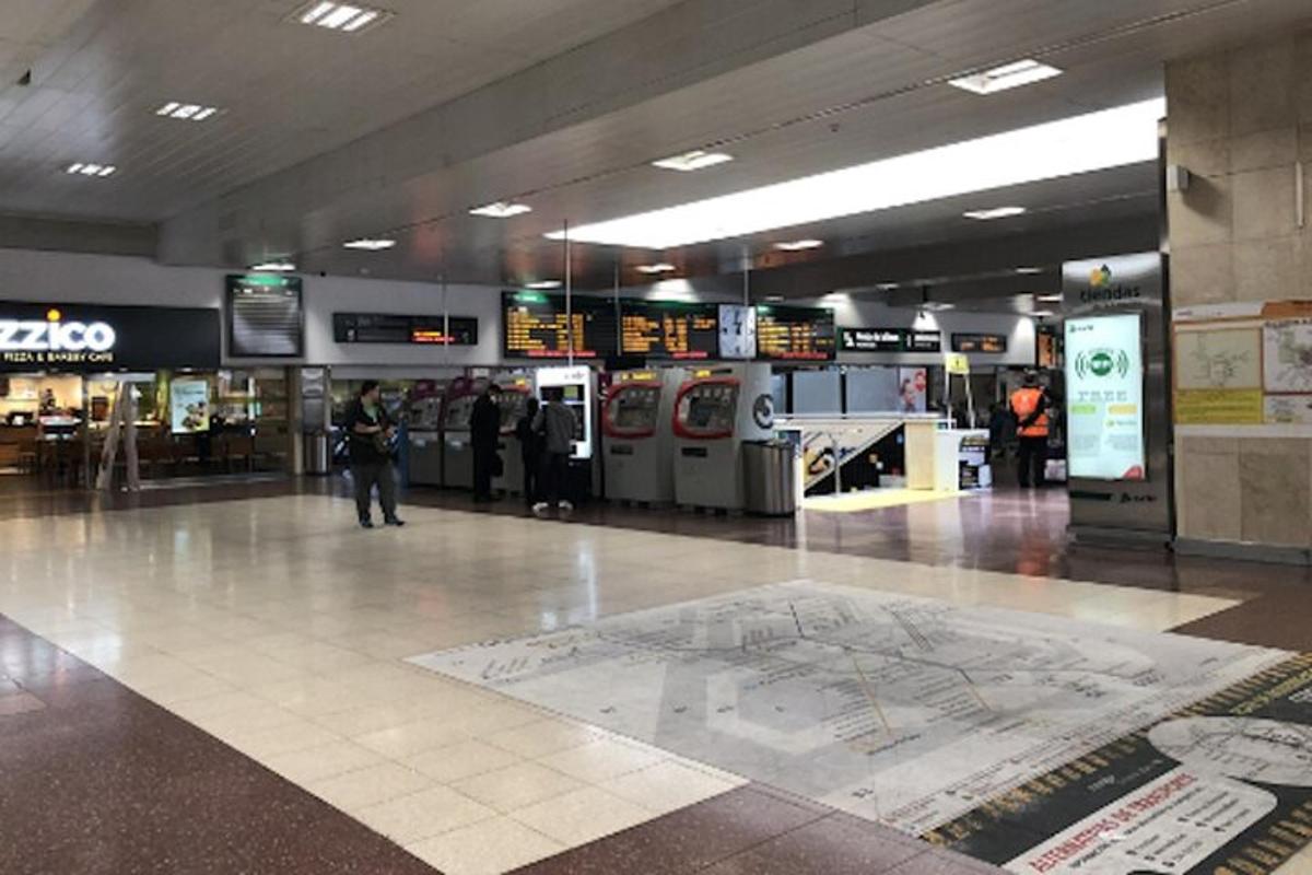 un terminal de aeroport cu o hartă pe podea