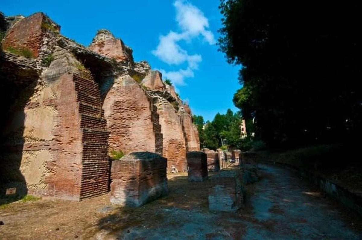 un vecchio edificio in mattoni con un cielo blu sullo sfondo