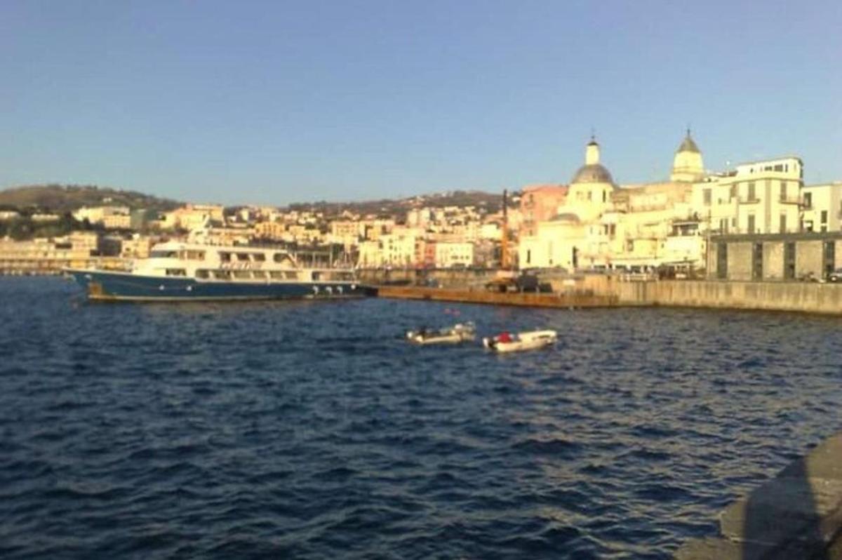 due barche in acqua con una città sullo sfondo