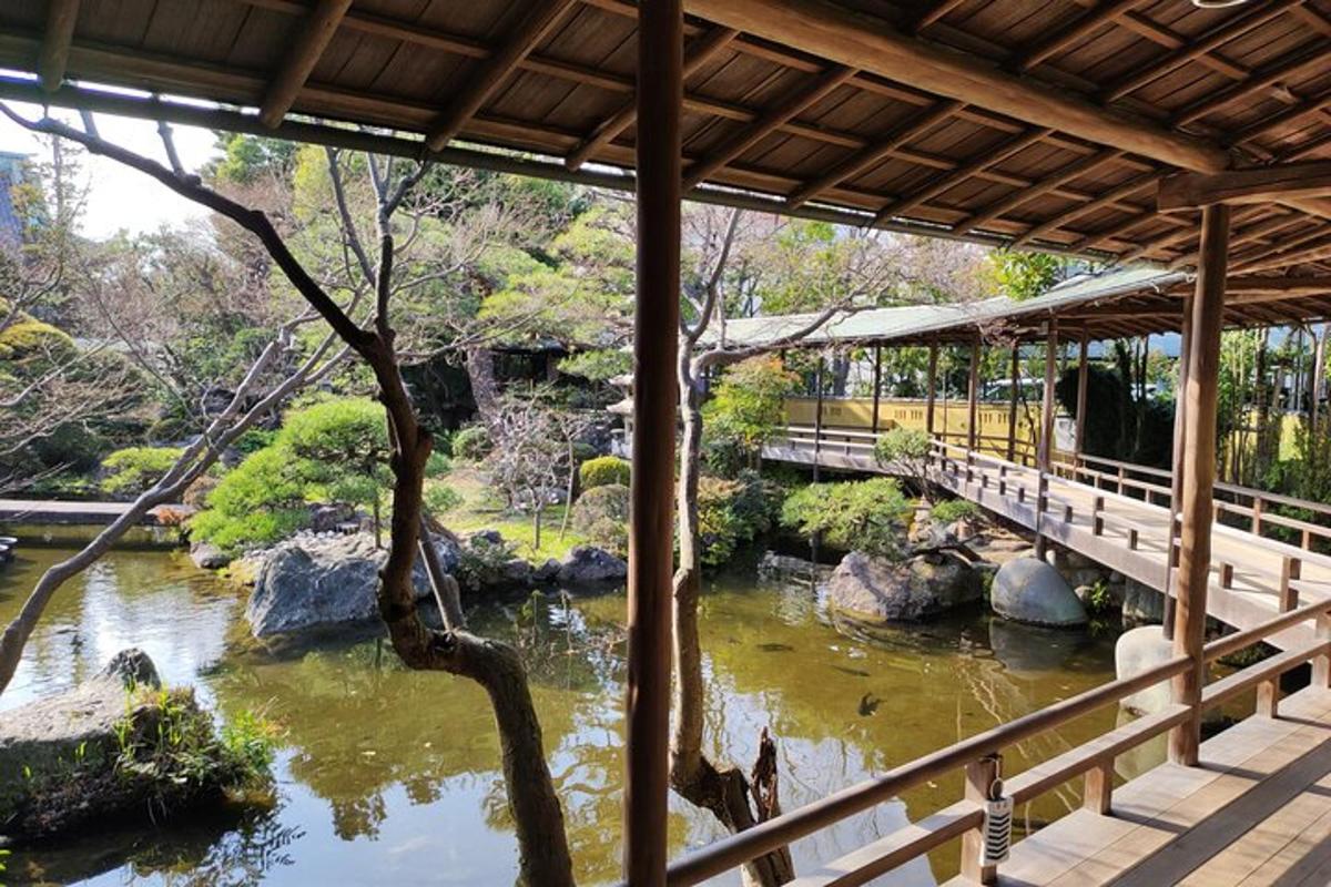 庭の池にかかる橋