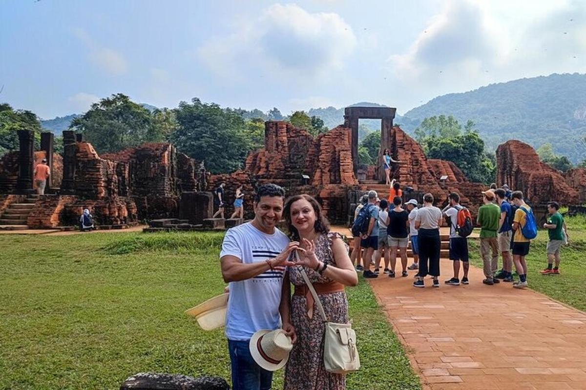 um homem e uma mulher em pé em frente a um templo