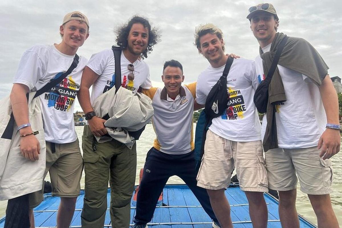 um grupo de homens posando para uma foto em um barco
