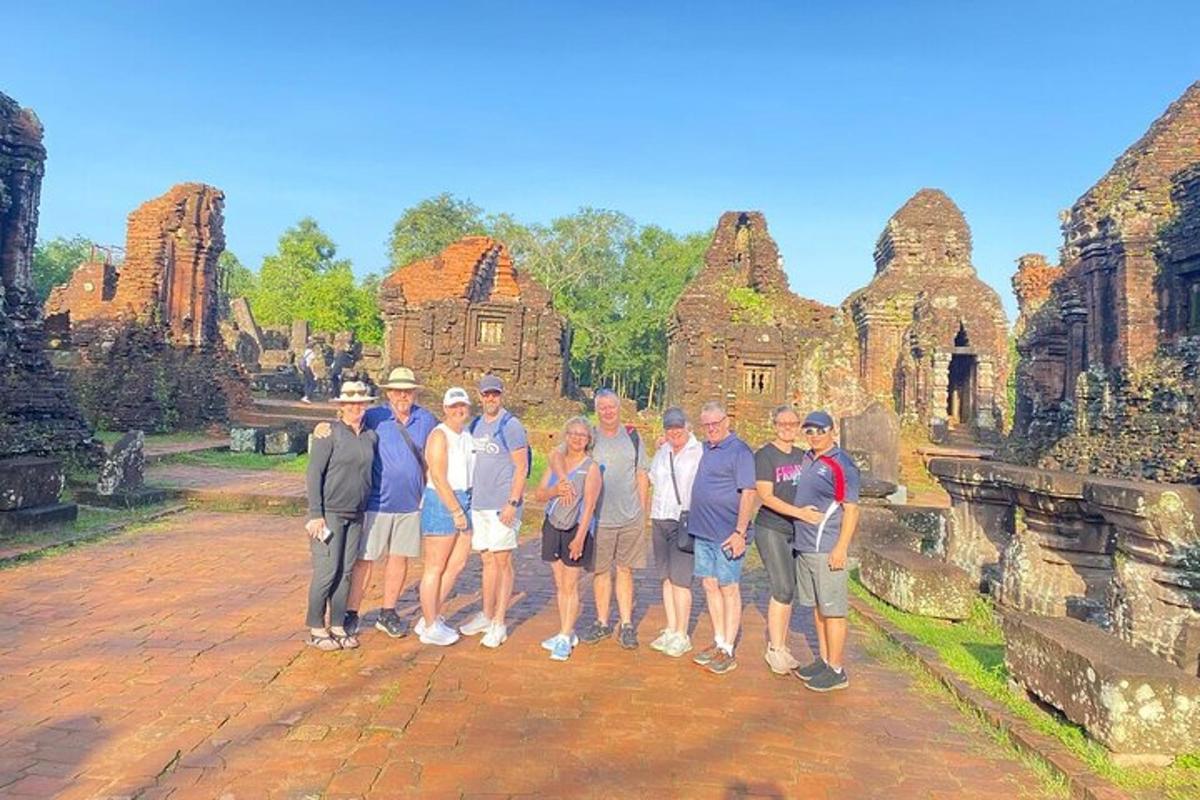 um grupo de pessoas posando para uma foto em um templo antigo