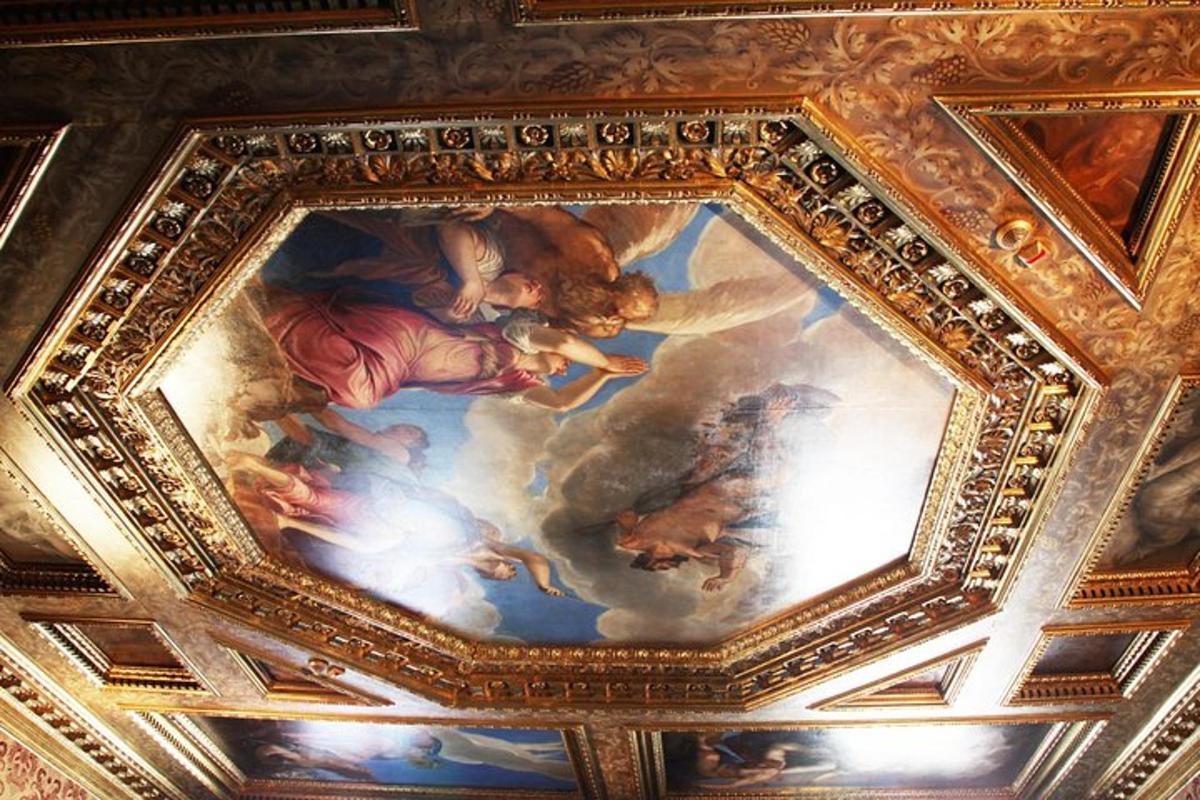 een plafond met schilderingen erop in een gebouw