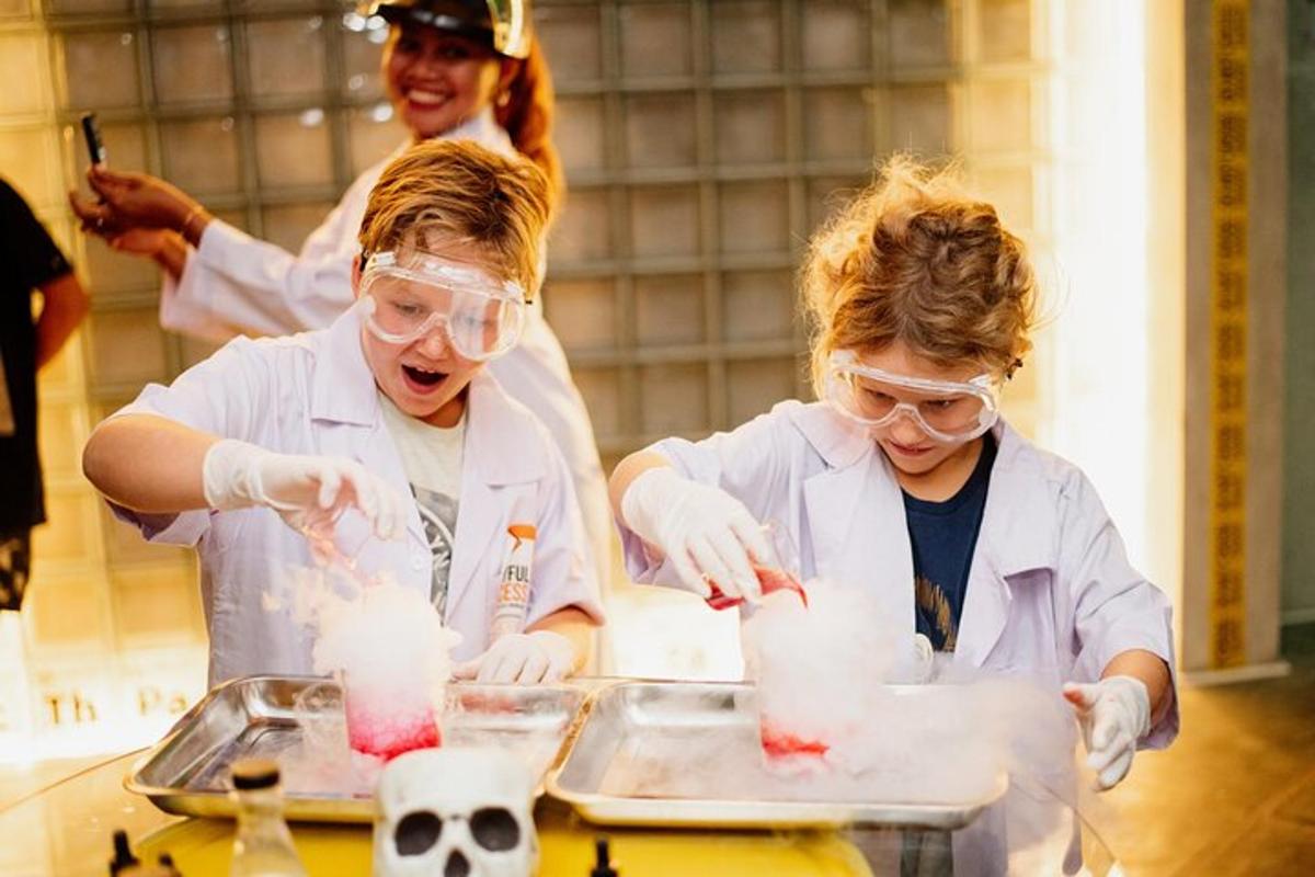 Dos mujeres en un laboratorio haciendo un experimento científico.