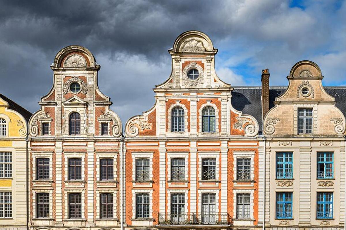 un grande edificio con due torri in cima