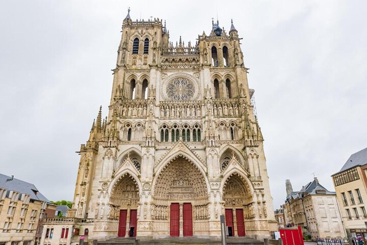 un grande edificio cattedrale con una torre dell'orologio