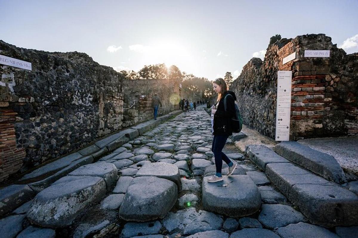 una donna che cammina su una strada di pietra