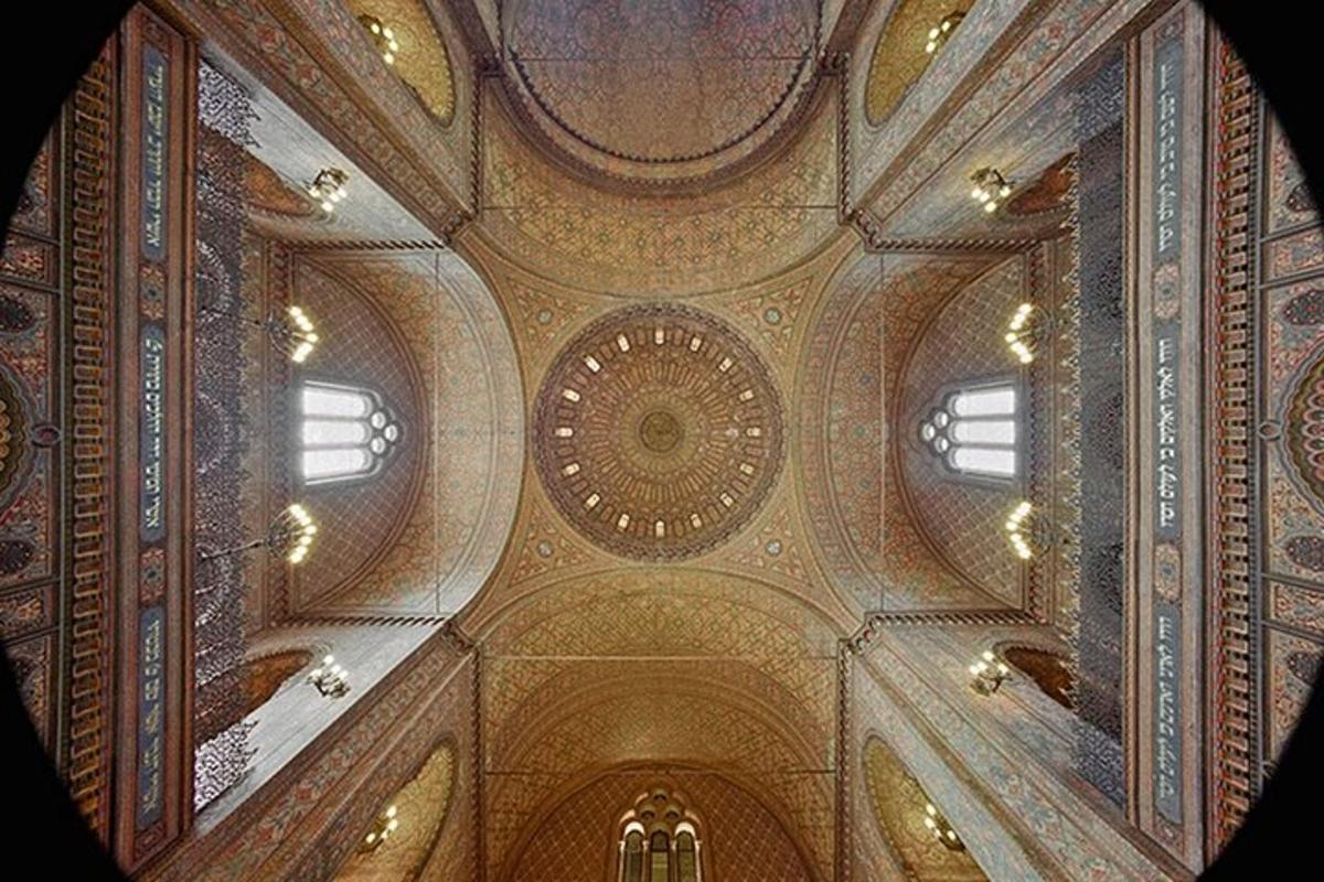 un soffitto di una chiesa con un orologio sopra