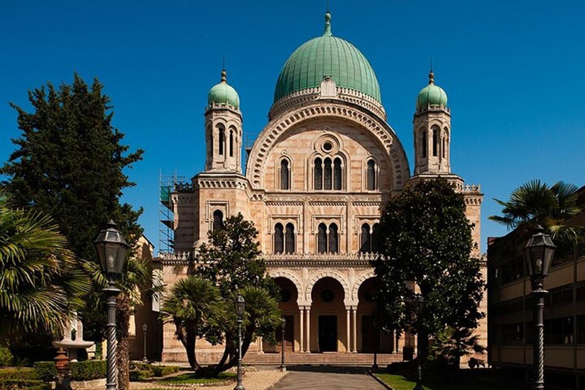un grande edificio con cupole verdi in cima