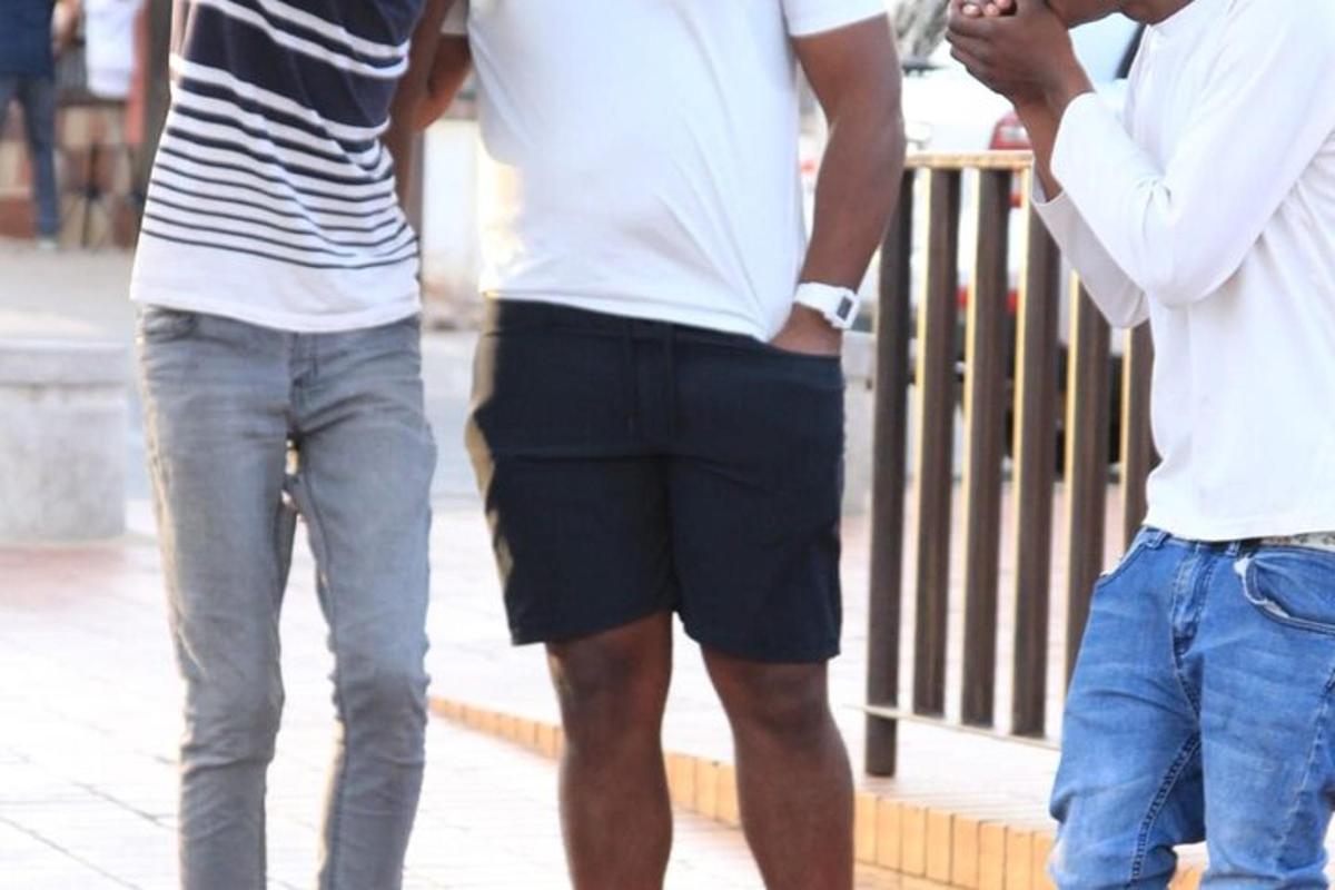Dos hombres caminan por la calle