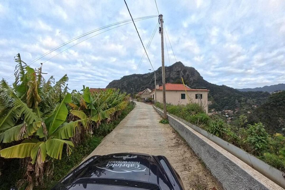 um carro dirigindo por uma estrada nas montanhas