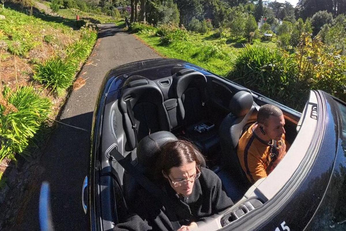 duas pessoas sentadas no banco de trás de um carro