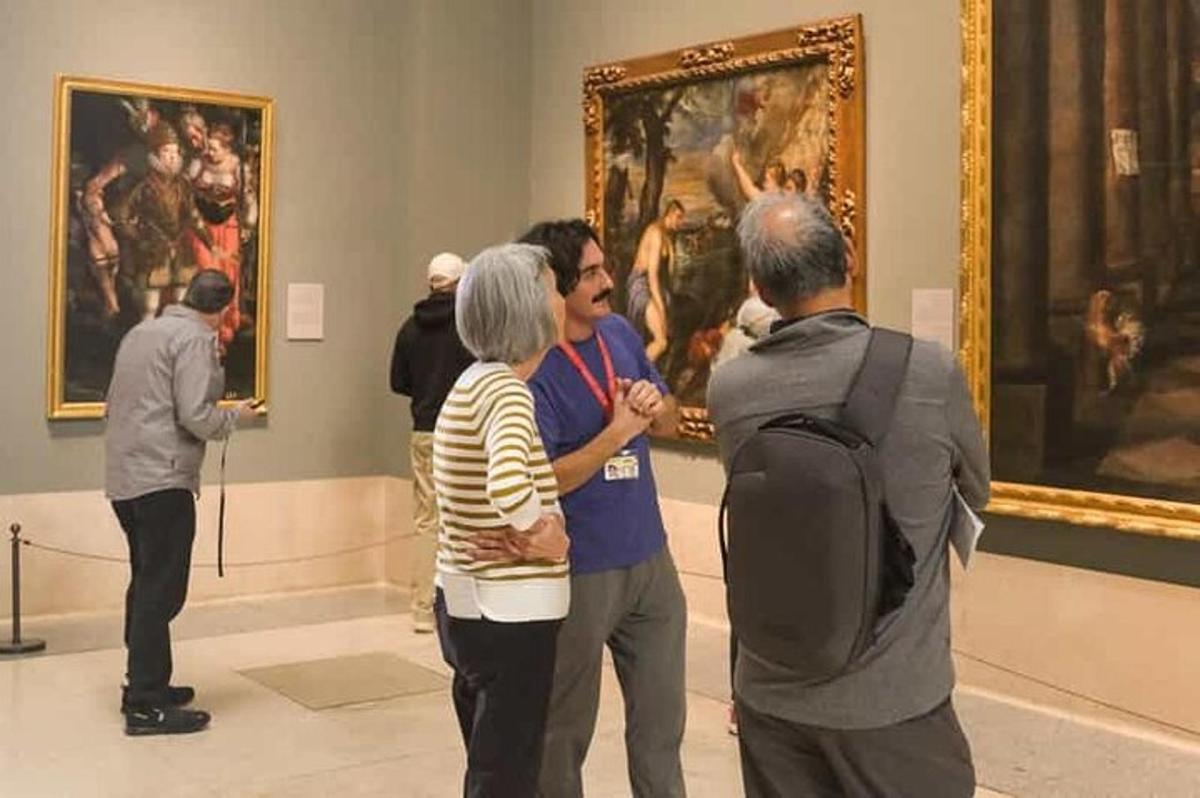 um grupo de pessoas em um museu olhando para arte