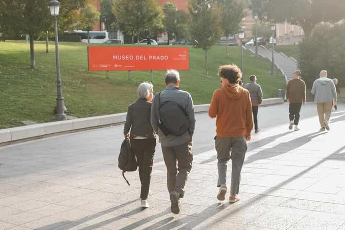 un gruppo di persone che camminano lungo una strada