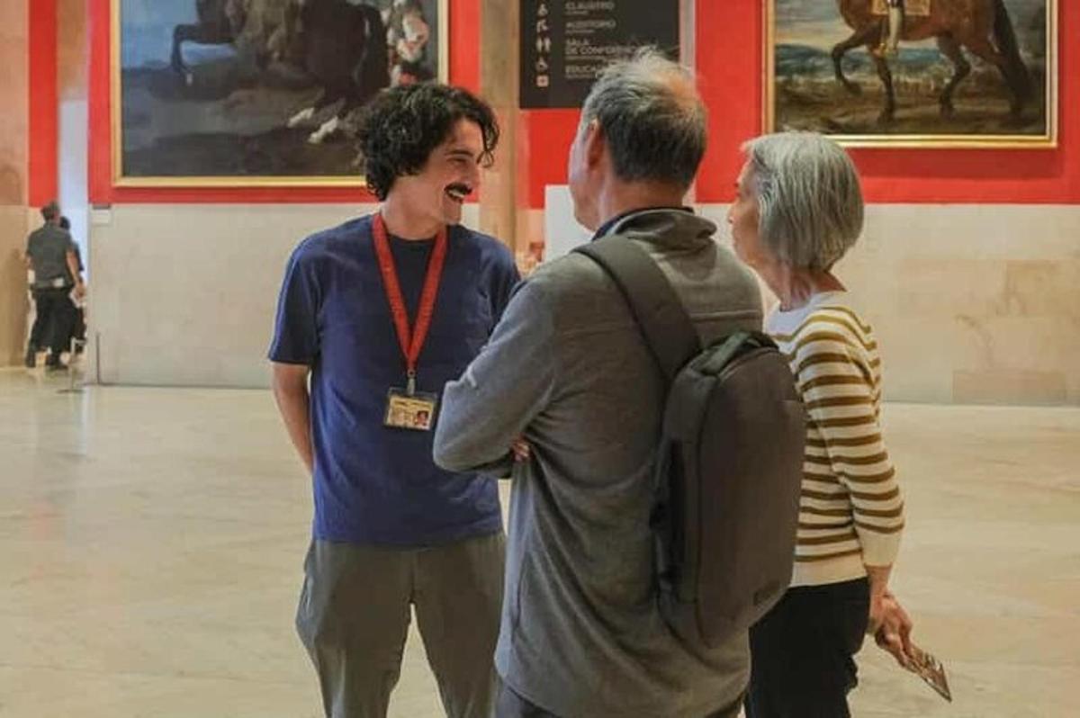 un gruppo di tre persone in piedi in un museo