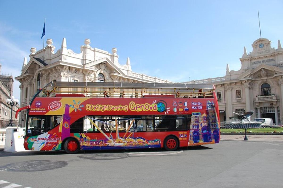un autobús de dos pisos aparcat davant d'un edifici