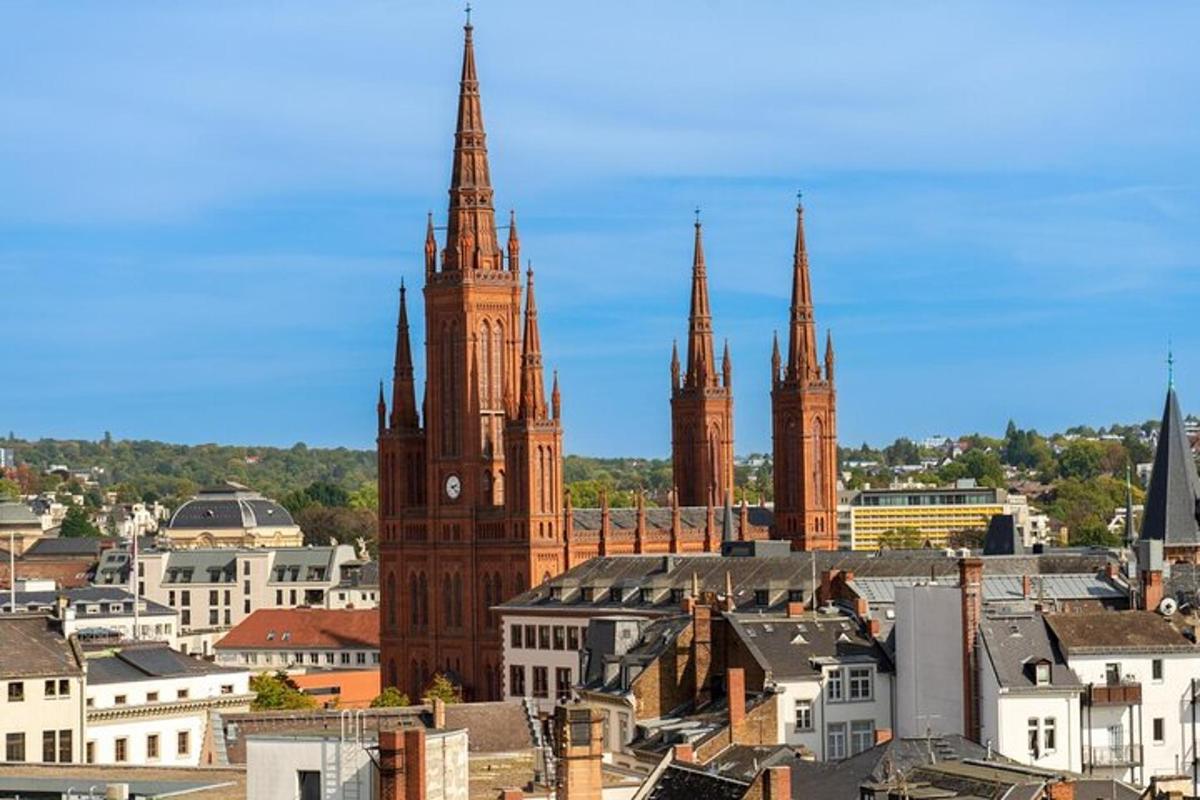 una vista di una città con una torre dell'orologio