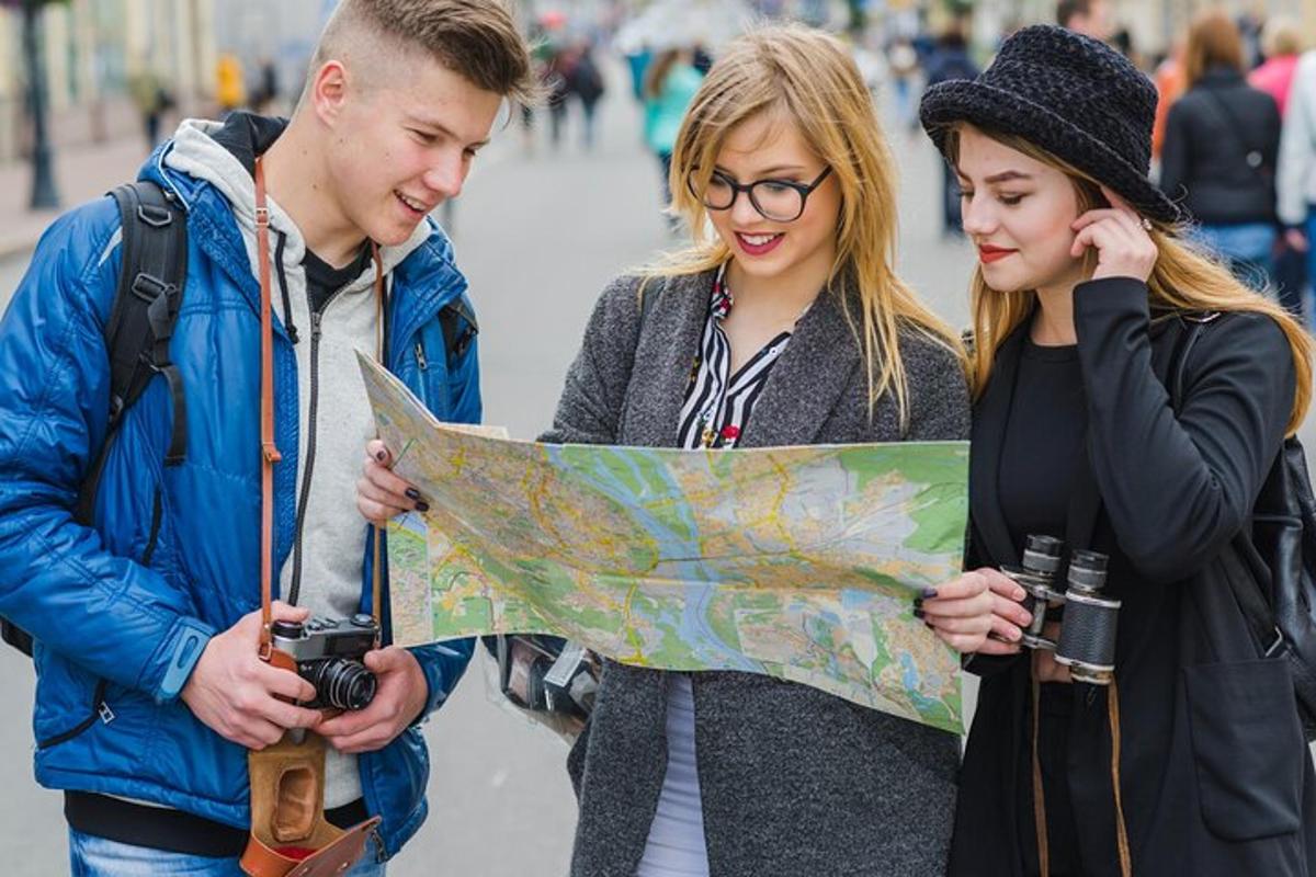 un gruppo di tre persone che guardano una mappa