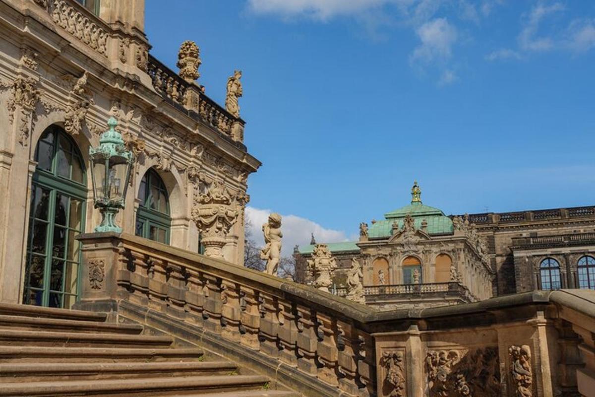 un vecchio edificio con delle scale di fronte