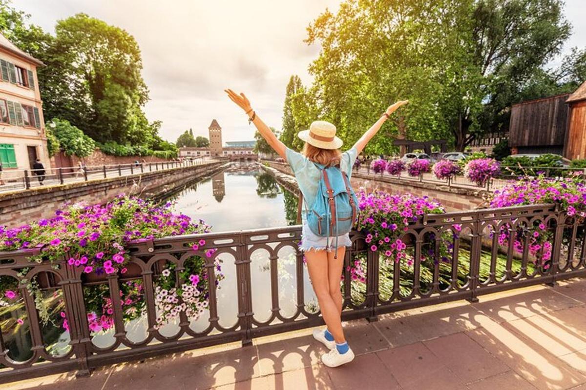 một người phụ nữ đứng trên hàng rào với hai tay giơ lên cao