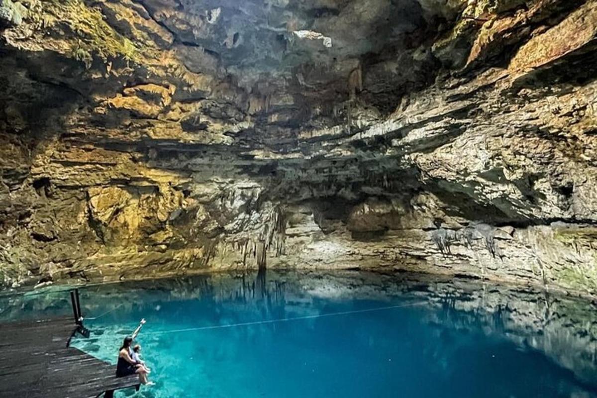 una persona en una bassa en un bassal d'aigua blava
