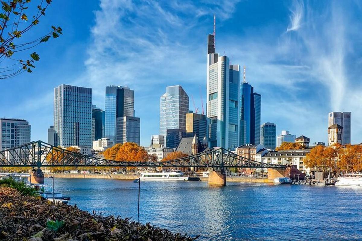 pilsētas panorāma ar tiltu pār upi