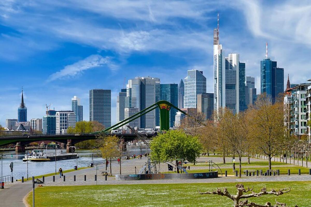eine Skyline einer Stadt mit einer Brücke in einem Park
