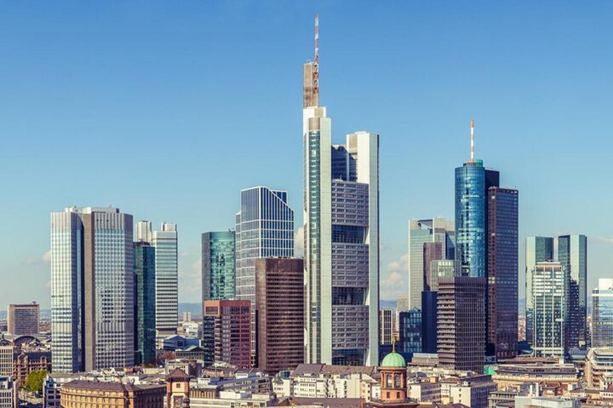 ein Blick auf eine Großstadt mit hohen Gebäuden