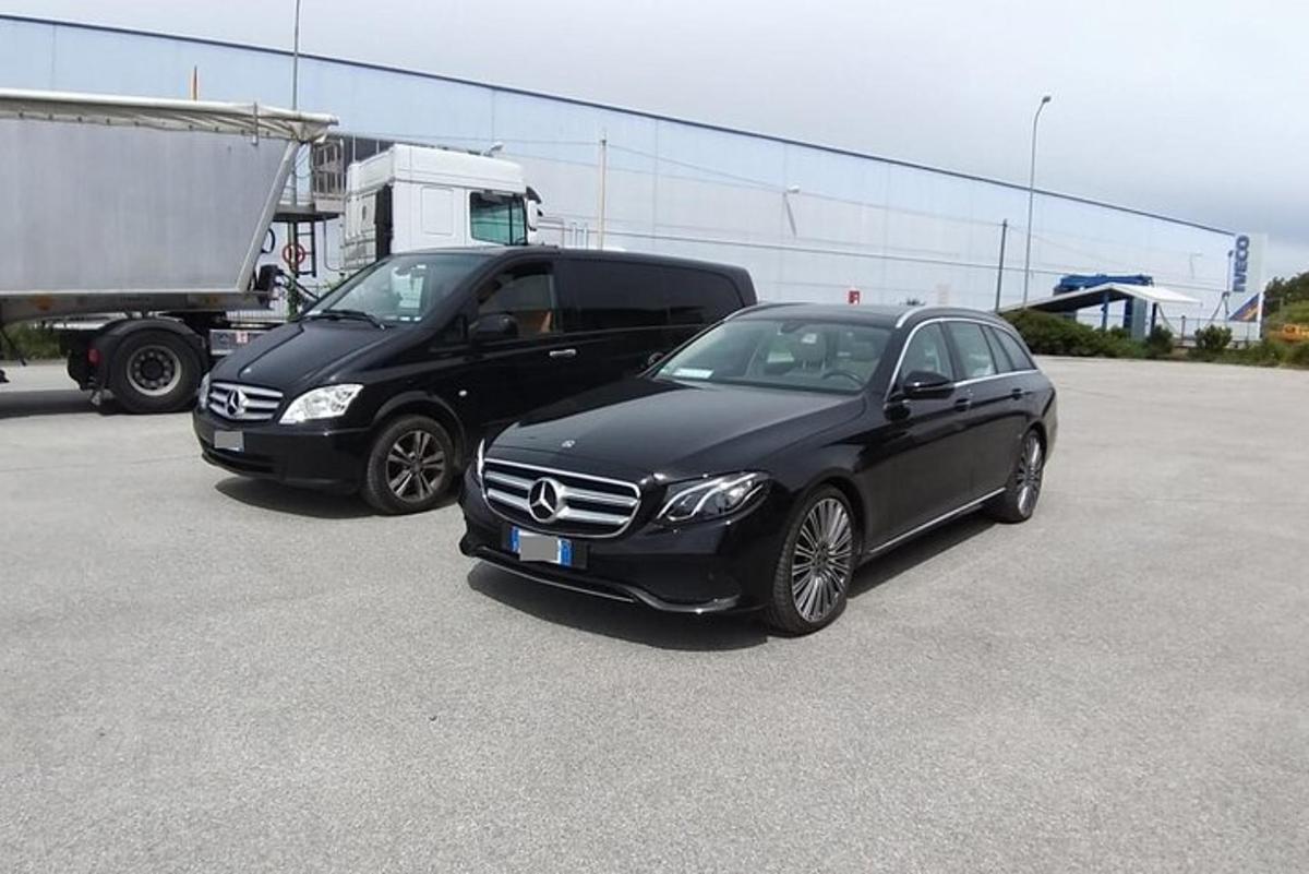 două mașini negre parcate lângă un camion