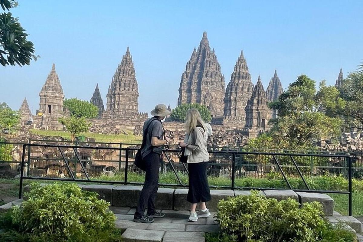 un uomo e una donna in piedi davanti a un tempio