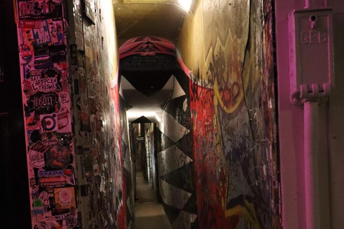 lorong dengan grafiti di sisi dinding