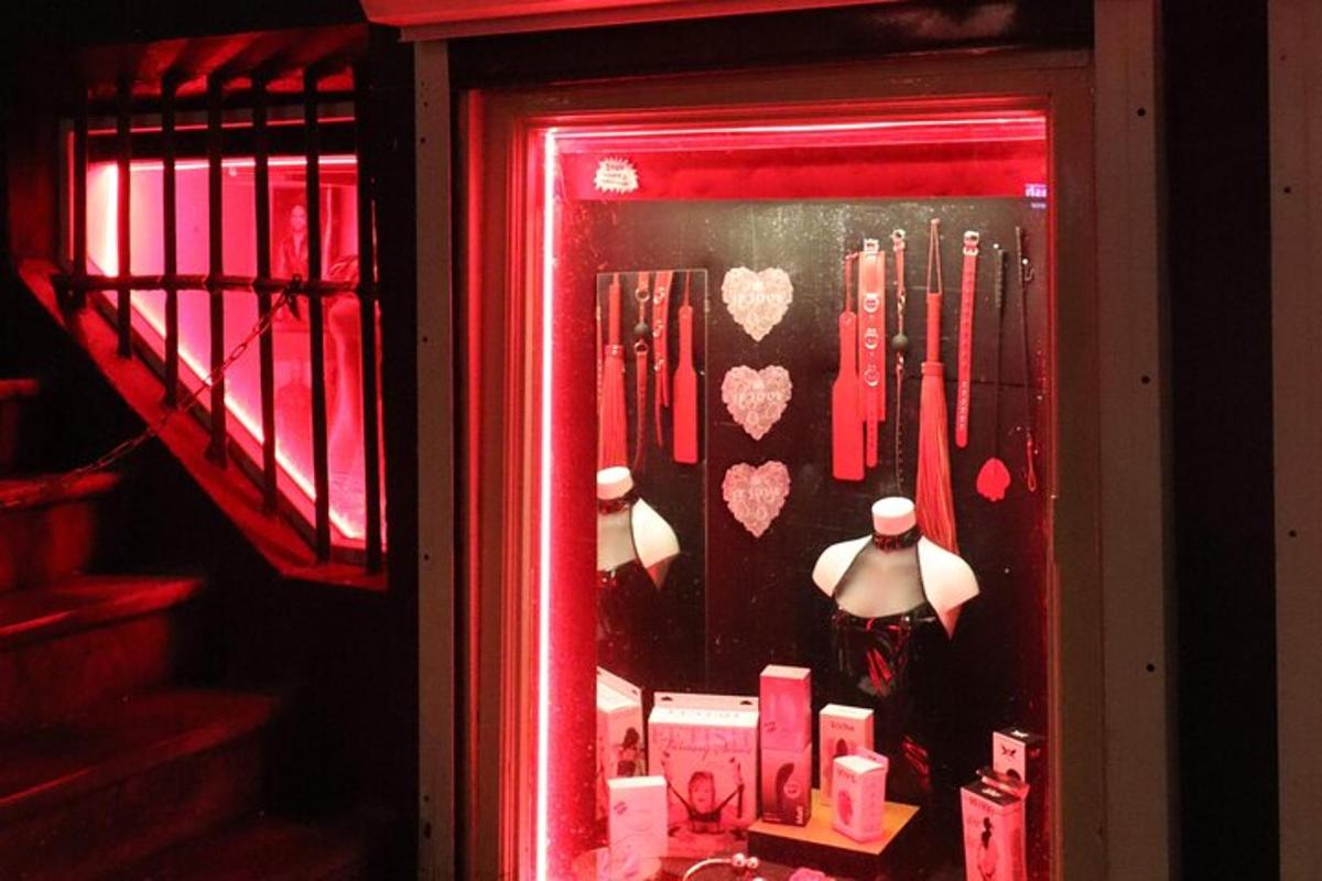 tingkap dengan lampu merah di dalam bilik dengan hati