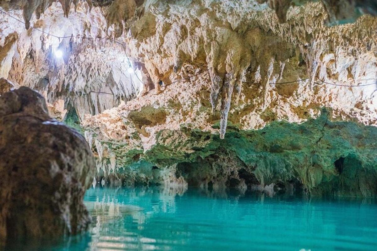 une grotte avec une piscine d'eau bleue à l'intérieur