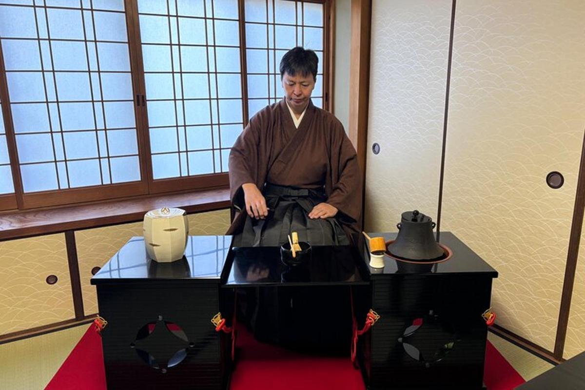 un uomo in kimono è in piedi in una scatola