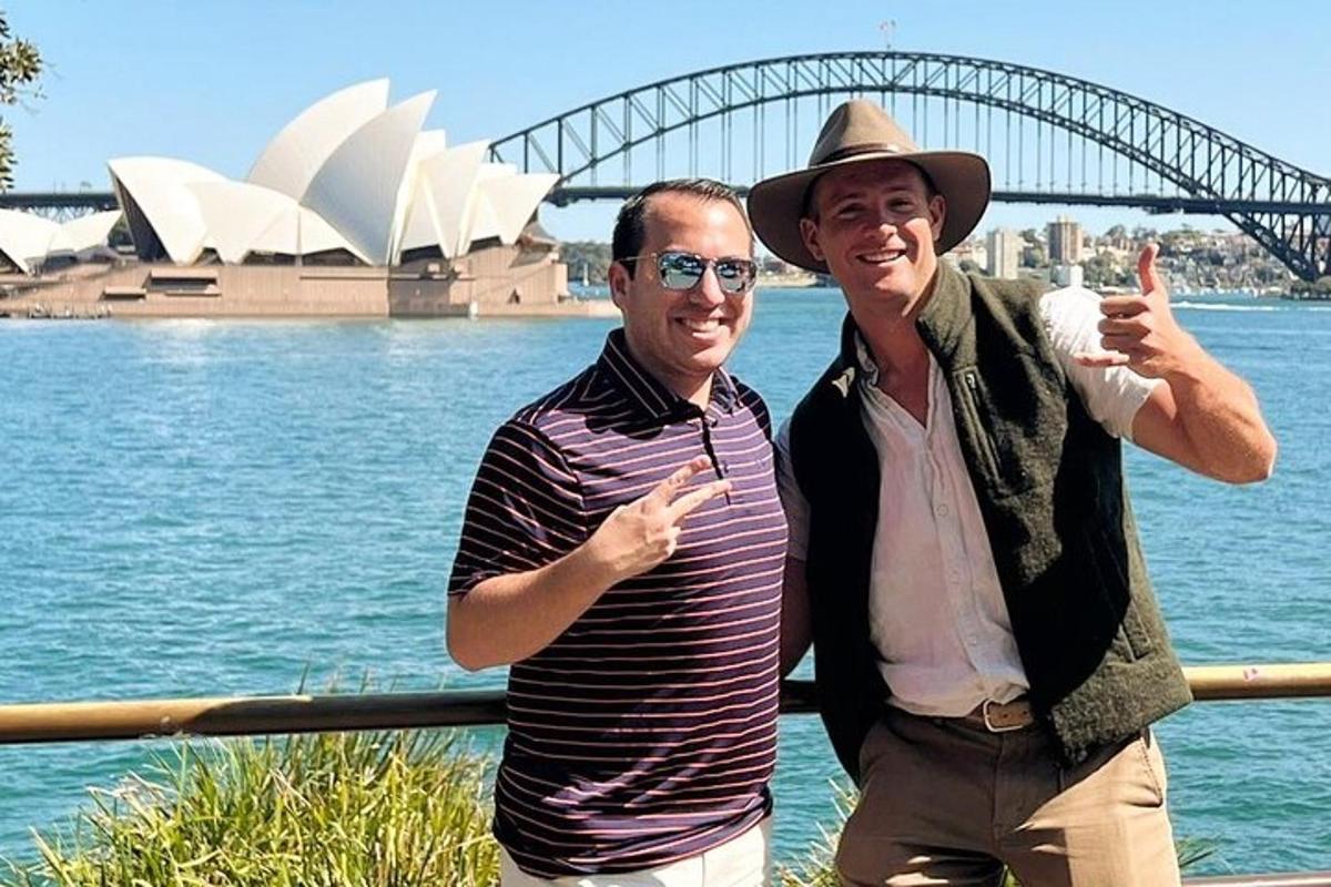 Zwei Männer stehen vor dem Opernhaus von Sydney